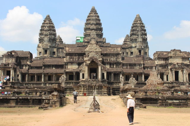 Angkor-Wat-as-viewed-from-the-rear-640x427.jpg