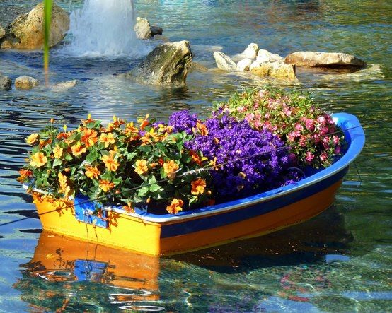 b991a4e929a20fc1939940d05bd19f54--floating-boat-floating-garden.jpg